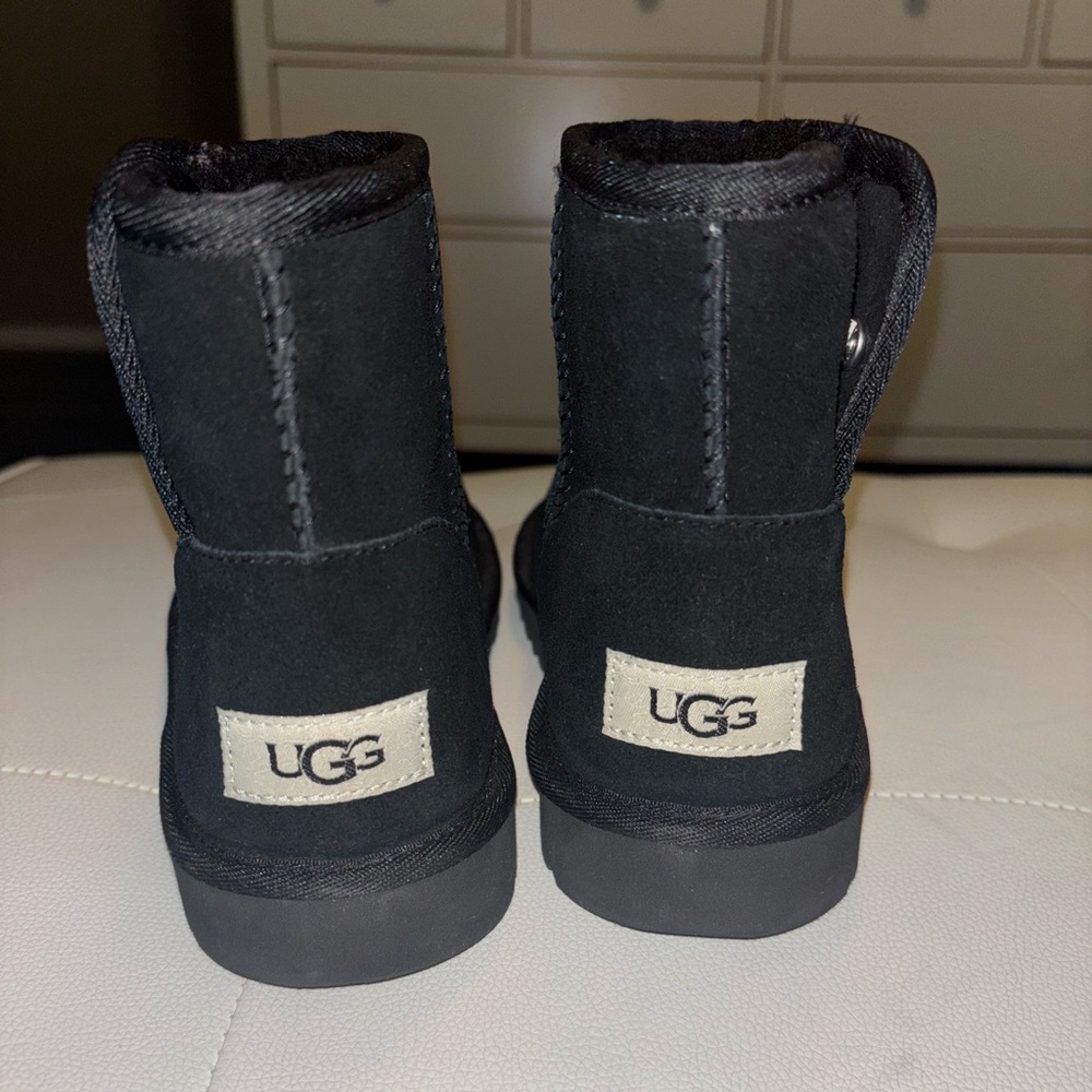 UGG Jona BIG KIDS Suede Shearling BLACK 100%AUTHENTIC